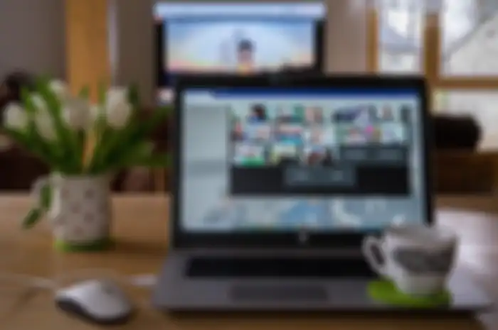 ilustrasi rapat via zoom
