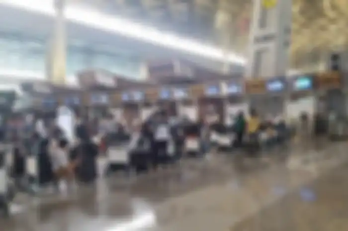 Antrian penumpang di Terminal 3 Bandara Soekarno-Hatta yang masih mengular pada hari pertama larangan mudik, Kamis (6/5/2021). 