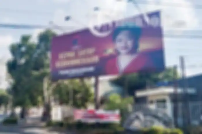 Baliho Puan Maharani Kepak Sayap Kebhinekaan di lokasi strategis di kawasan Jalan Dr Radjiman Widyodiningrat, Kecamatan Laweyan, Kota Solo, Kamis (5/8/2021). 