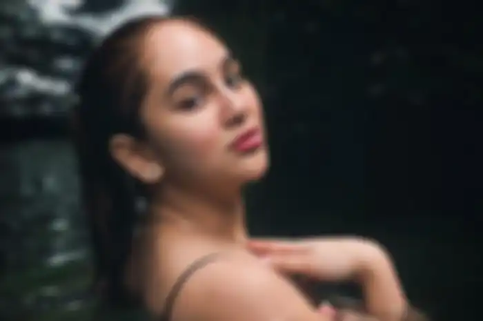 Hana Hanifah pamer pose seksi di kolam renang
