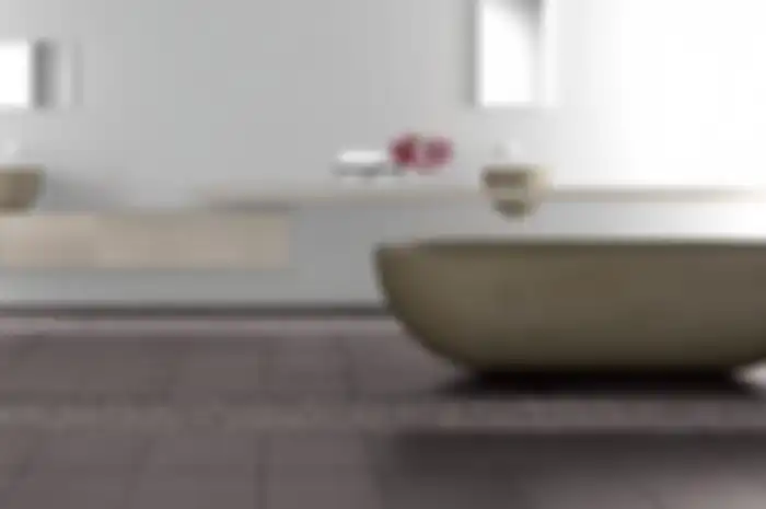 Suasana eksterior hadir ke ruang lewat pola pasang homogeneous tile beberapa varian. 