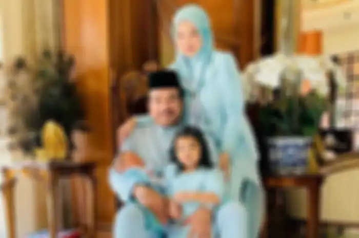 Siti Nurhaliza bersama suami dan kedua buah hatinya