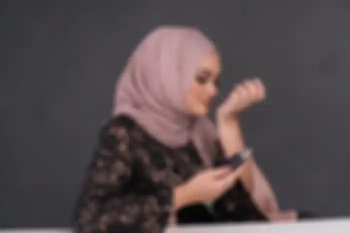 Ilustrasi orang pakai parfum