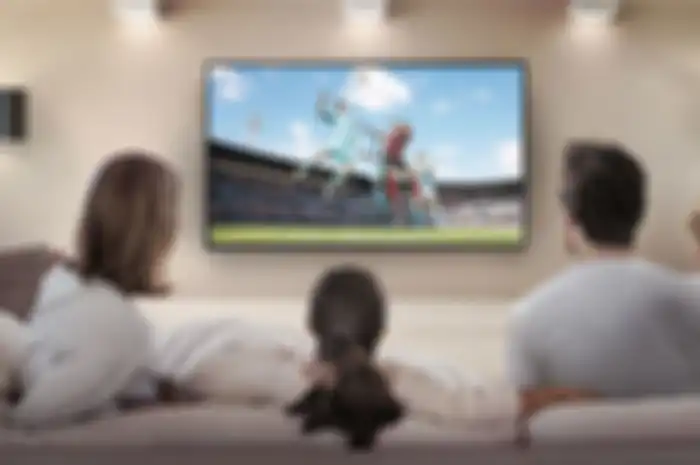 Ilustrasi menonton layanan video streaming di smart TV, bersama keluarga 