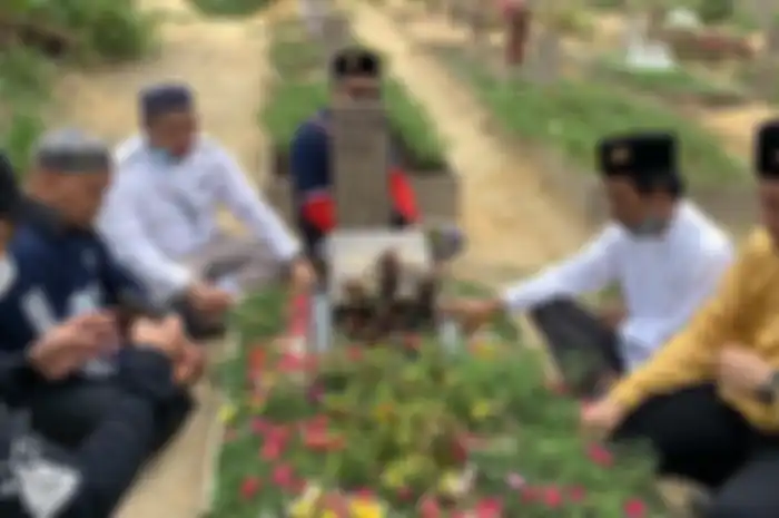 Ustaz Abdul Somad membelai makam Ustaz Tengku Zulkarnain pada Sabtu (14/8/2021). Terakhir kali berjumpa, UAS mencium tangan sang ulama kondang.