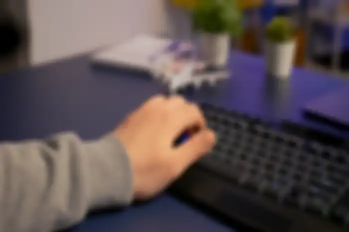 membersihkan keyboard perlu kita lakukan dengan rutin untuk menjaga kesehatan.