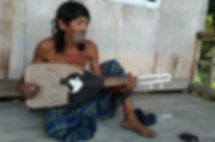 Daeng Patanga memperdengarkan alunan gambus di rumah warga di Tanjung Batu Nunukan Kaltara. Daeng merupakan eks TKI Malaysia yang tinggal di Nunukan demi mendapat kabar anak istrinya yang ada di Malaysia. Untuk survive ia membuat arang dan tinggal berpindah pindah dari satu kebun ke kebun lain