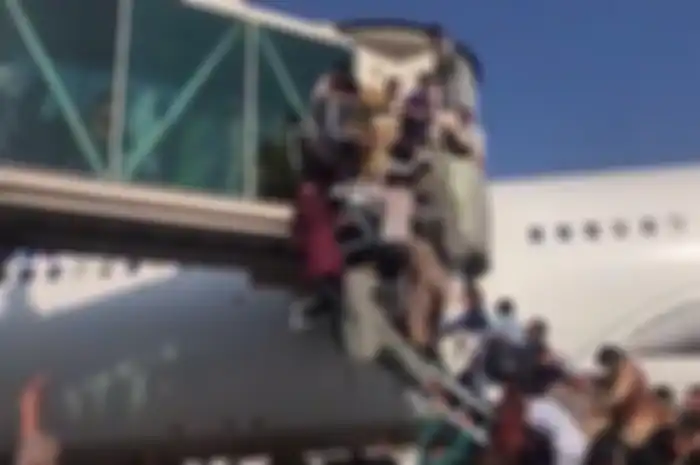 Foto yang merekam kepanikan warga Afghanistan di bandara Kabul usai kemenangan Taliban terhadap pemerintahan yang sah.