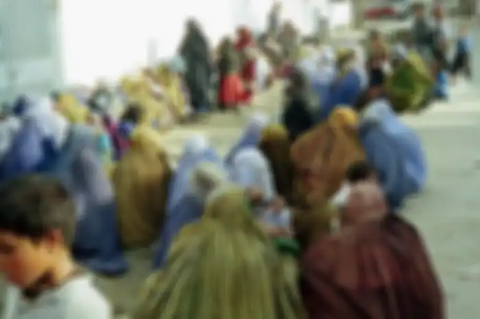 Wanita Afghanistan mengantri di depan kantor PBB di Afghanistan tahun 1999