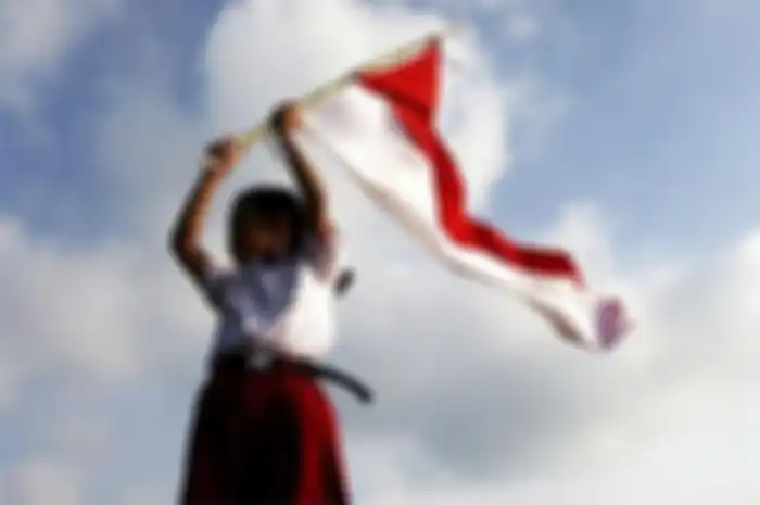 Ilustrasi seorang anak memegang bendera merah putih. 