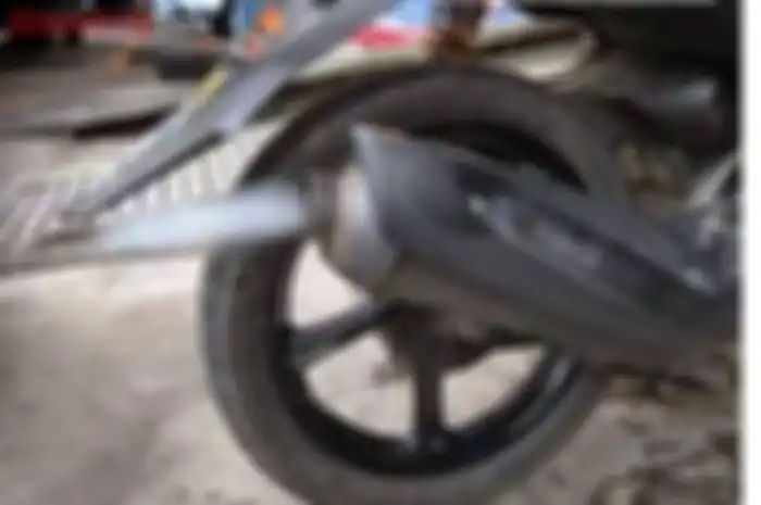 Air yang keluar dari knalpot motor saat dipanasin berasal dari embun yang menguap karena panas.