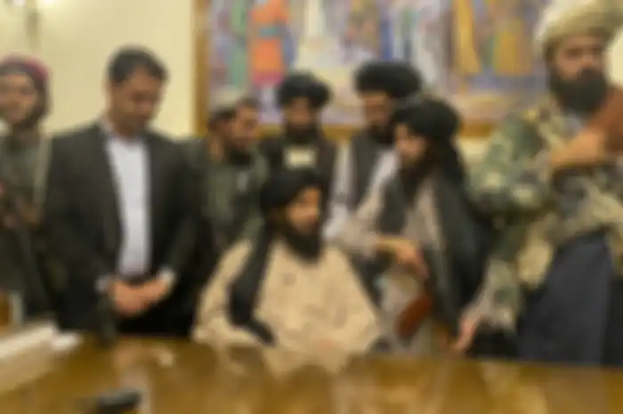 Pasukan Taliban menduduki istana presiden Afghanistan di Kabul yang telah ditinggalkan Ashraf Ghani, Minggu (15/8/2021).
