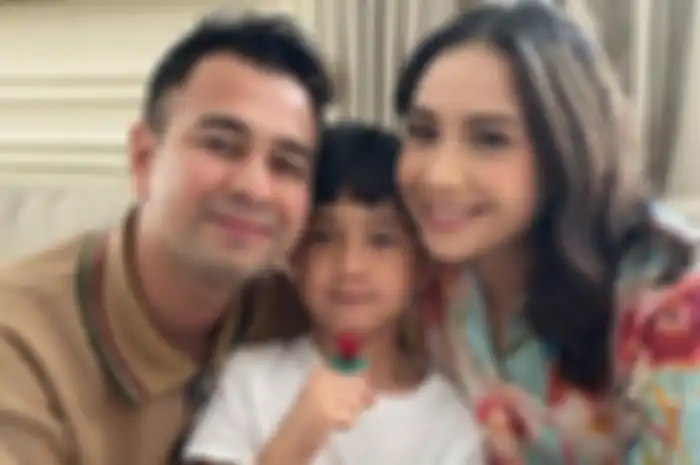 Pasangan artis Raffi Ahmad dan Nagita Slavina dan anak mereka, Rafathar.