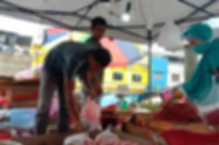 Eko Pedagang cabai dan bawang di Pasar Pagi Kota Pangkalpinang tampak sibul melayani pembeli, Rabu (18/8/2021).  