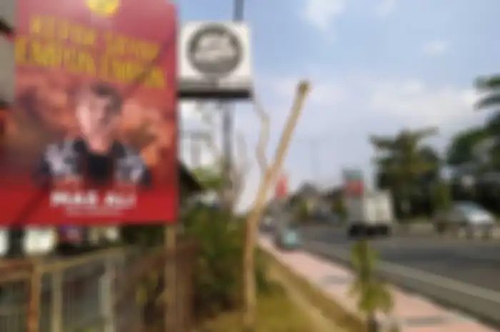 Baliho promosi angkringan yang terinspirasi dari baliho gambar Puan Maharani
