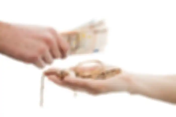 Tips menjual perhiasan emas yang harga jualnya berbeda dengan logam mulia.