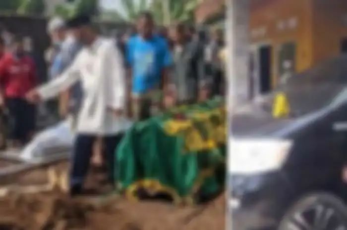 Prosesi pemakaman Tuti (55) dan Amalia (23) di TPU Istuning, Desa Jalan Cagak, Kecamatan Jalan Cagak, Kabupaten Subang, Jawa Barat pada Kamis (19/8/2021). Pembunuh diduga orang dekat.
