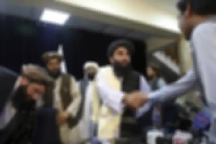Juru bicara Taliban Zabihullah Mujahid berbicara dalam konferensi pers pertamanya di Kabul, Afghanistan, pada Selasa, 17 Agustus 2021.