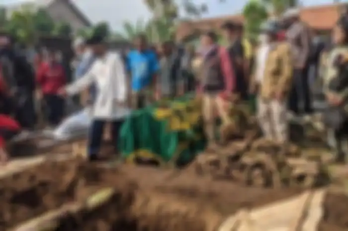 Prosesi pemakaman Tuti (55) dan Amalia (23) di Tempat Pemakaman Umum (TPU) Istuning, Desa Jalan Cagak, Kecamatan Jalan Cagak, Kabupaten Subang, Jawa Barat, Kamis (19/8/2021).