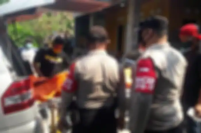 Warga Dusun 2 Ciseuti, Desa Jalan Cagak, Kecamatan Jalan Cagak, Kabupaten Subang, Jawa Barat, digegerkan dengan penemuan dua orang mayat jenis kelamin perempuan dalam kondisi bersimbah darah di bagasi mobil, Rabu (18/8/2021).