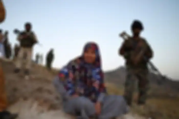 Salima Mazari duduk di atas bukit bersama pasukannya menanti kedatangan Taliban di garda terdepan