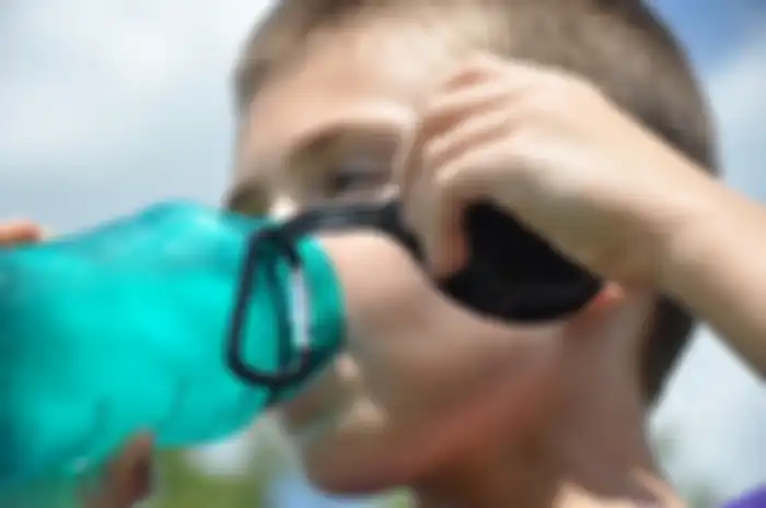 Ini cara membersihkan botol minum Tupperware