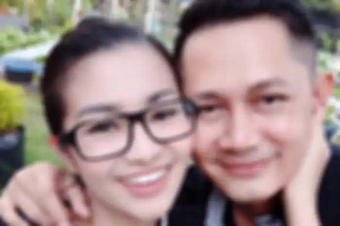 Fitri Carlina bersama sang suami, Hendra Sumendap.