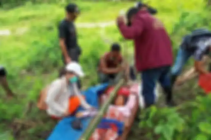 Tim medis dari Puskesmas Elpaputih memberikan pertolongan pertama bagi Yuliana Lasattira (40) di tengah hutan. Yuiliana ditanduk keluarganya dari desa Huku Kecil menuju Puskesmas Elpaputih yang jaraknya 37 km pada Jumat (20/8/2021) 