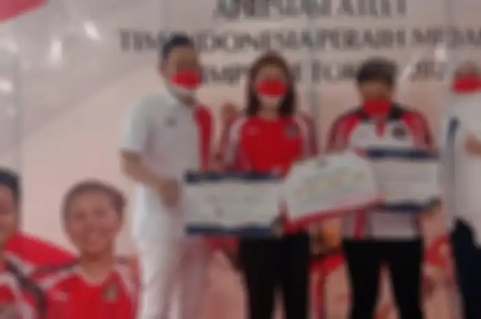 Gilang dan Shandy memberikan penghargaan bagi atlet olimpiade tokyo 2020