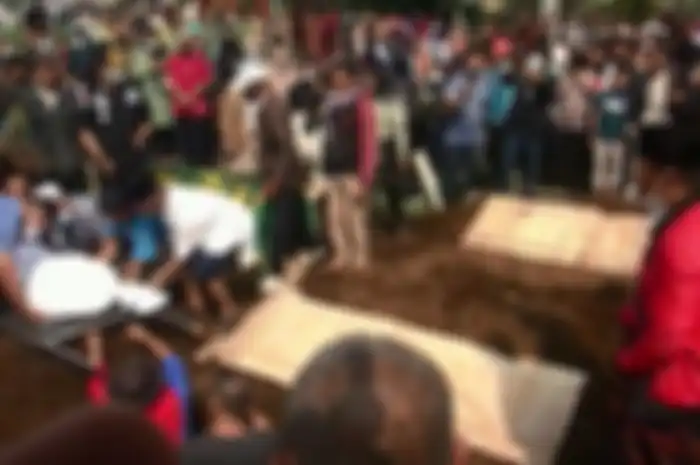 Prosesi pemakaman jenazah korban pembunuhan ibu dan anak di Subang, Jawa Barat pada Kamis, (19/8/2021).
