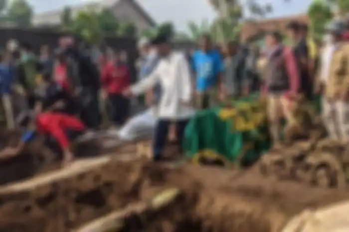 Prosesi pemakaman Tuti (55) dan Amalia (23) di Tempat Pemakaman Umum (TPU) Istuning, Desa Jalan Cagak, Kecamatan Jalan Cagak, Kabupaten Subang, Jawa Barat, Kamis (19/8/2021). 