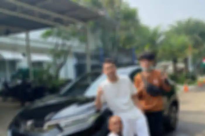 Ucok Baba bangga pamer foto mobil baru dari Raffi Ahmad. Vega Darwanti sampai ikut berkomentar.