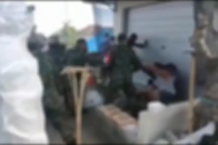 Foto detik-detik prajurit TNI menghajar warga di Bali sudah terlanjur viral di media sosial. Ternyata, perkara bermula dari aksi pemuda ini.