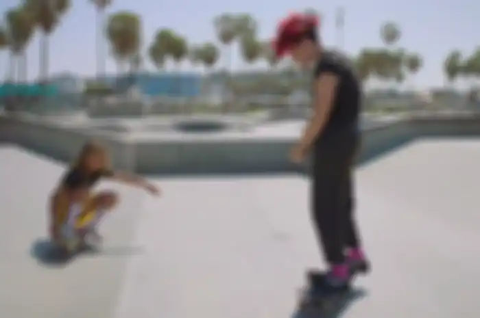 Sky Brown (kiri) & Yungblud (kanan)