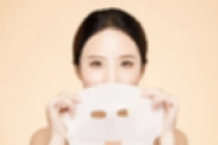 Ilustrasi kulit cerah dan glowing dengan sheet mask
