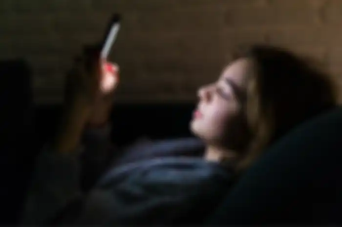 Efek buruk membawa handphone ke tempat tidur.