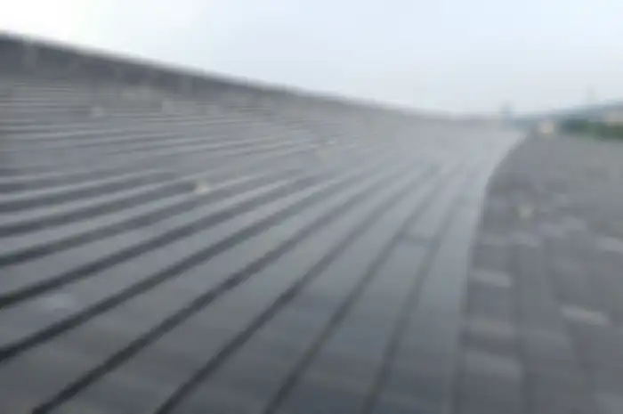 Pengaplikasian Ondusolar Tile yang estetis dengan bentuk kepingan genteng.