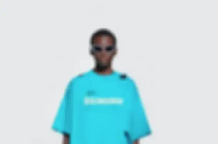 Balenciaga luncurkan desain sweater hancur.