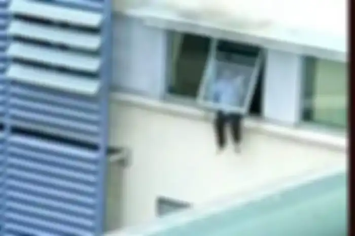 Tangkapan layar dari video pasien Covid-19 di Rumah Sakit Sungai Buloh, Malaysia, yang berusaha kabur dengan memukul perawat dan lompat dari lantai 5 pada Senin (23/8/2021). Pasien pria berusia 33 tahun ini akhirnya jatuh lalu dirawat di ICU karena luka-lukanya.