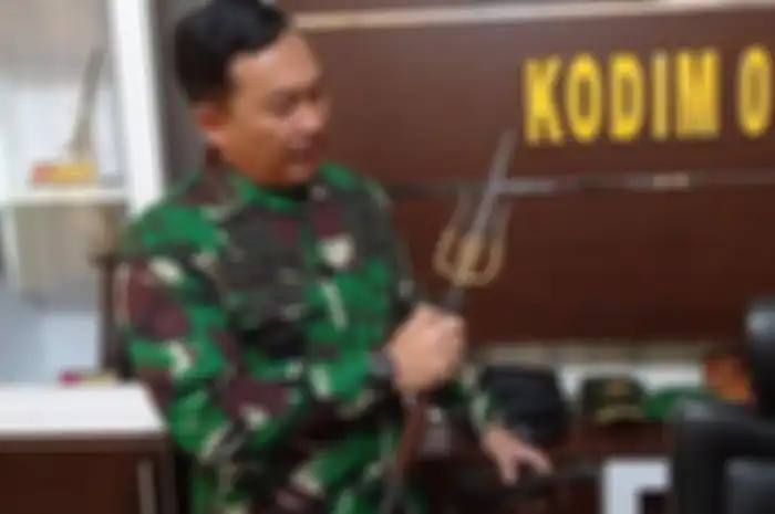 Perwira TNI koleksi pusaka Trisula Majapahit