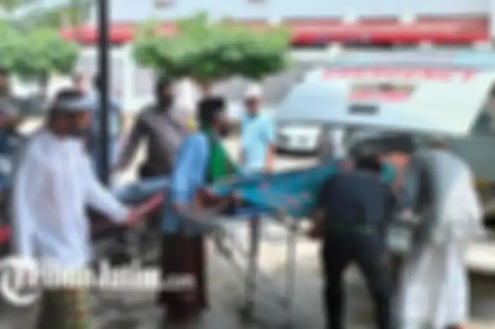Petugas relawan mengevakuasi jenasah Karmidi dari Masjid Baiturrahman di Jalan Mayor Bismo ke rumah duka, Jumat (27/8/2021). 