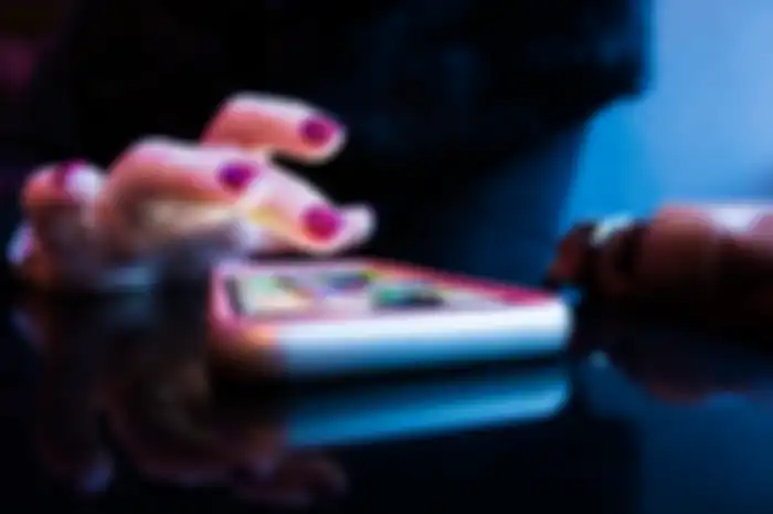 ilustrasi menggunakan handphone