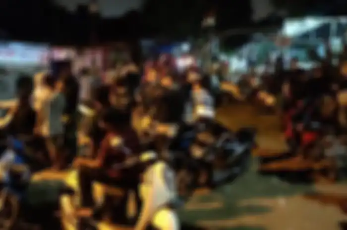 Kerumunan masyarakat di lokasi pembunuhan