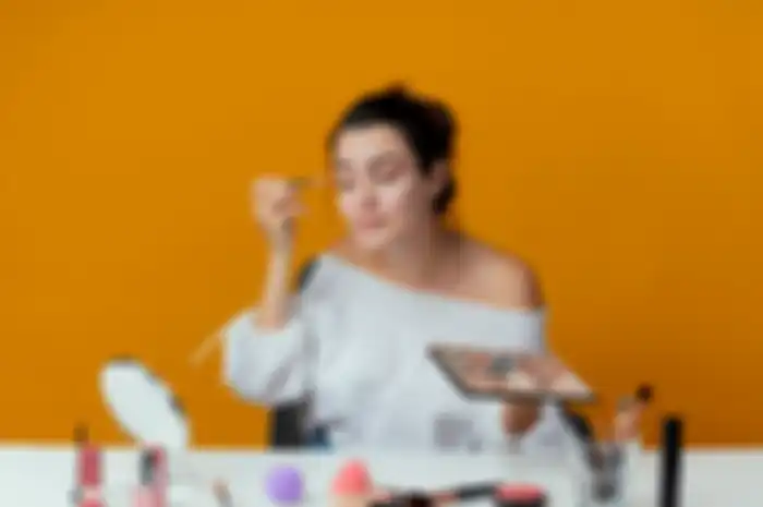 Ilustrasi wanita sedang make up