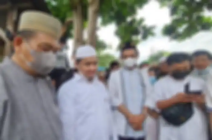 Ustaz Abdul Somad bersimpuh di sisi makam hingga membuat netizen ikut memanjatkan doa di foto UAS.