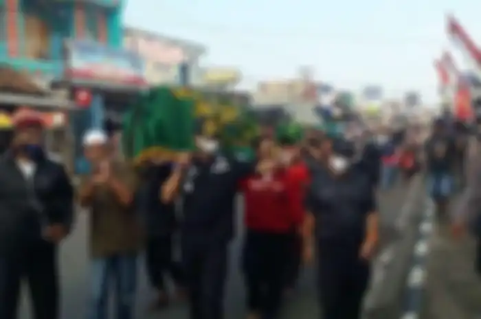 Iring-iringan masyarakat mengantar jenazah Tuti (55) dan Amalia (23) yang jadi korban pembunuhan di Dusun Ciseuti, Desa Jalan Cagak, Kecamatan Jalan Cagak, Kabupaten Subang, Jawa Barat, Kamis (19/8/2021). 