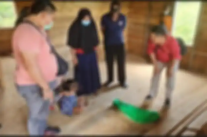 Tim Elang Unit Reskrim Polsek Talang Ubi Polres PALI saat melakukan olah TKP, Kamis (26/8/2021). 