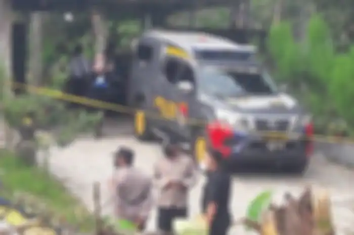 Polisi menyelidiki TKP pembunuhan ibu dan anak di Subang.