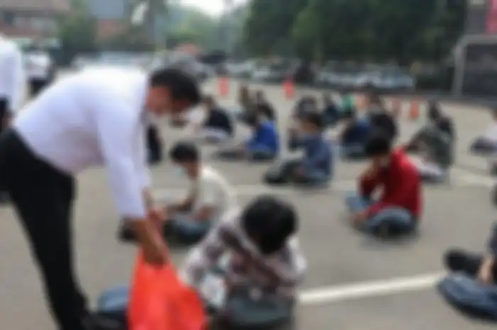 Bukannya ketemu guru dan sahabat, sejumlah pelajar malah bertemu musuh dengan saling tawuran dan berakhir tatap muka polisi
