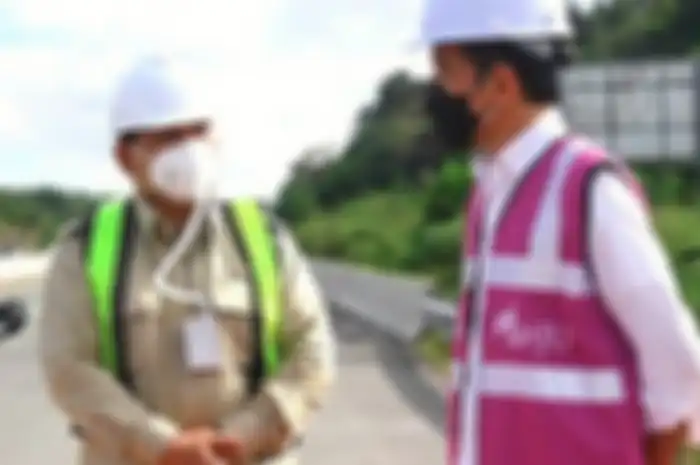 Menhan Prabowo Subianto dan Presiden Jokowi saat meninjau sodetan akses jalan menuju rencana ibu kota negara (IKN) di Provinsi Kalimantan Timur.